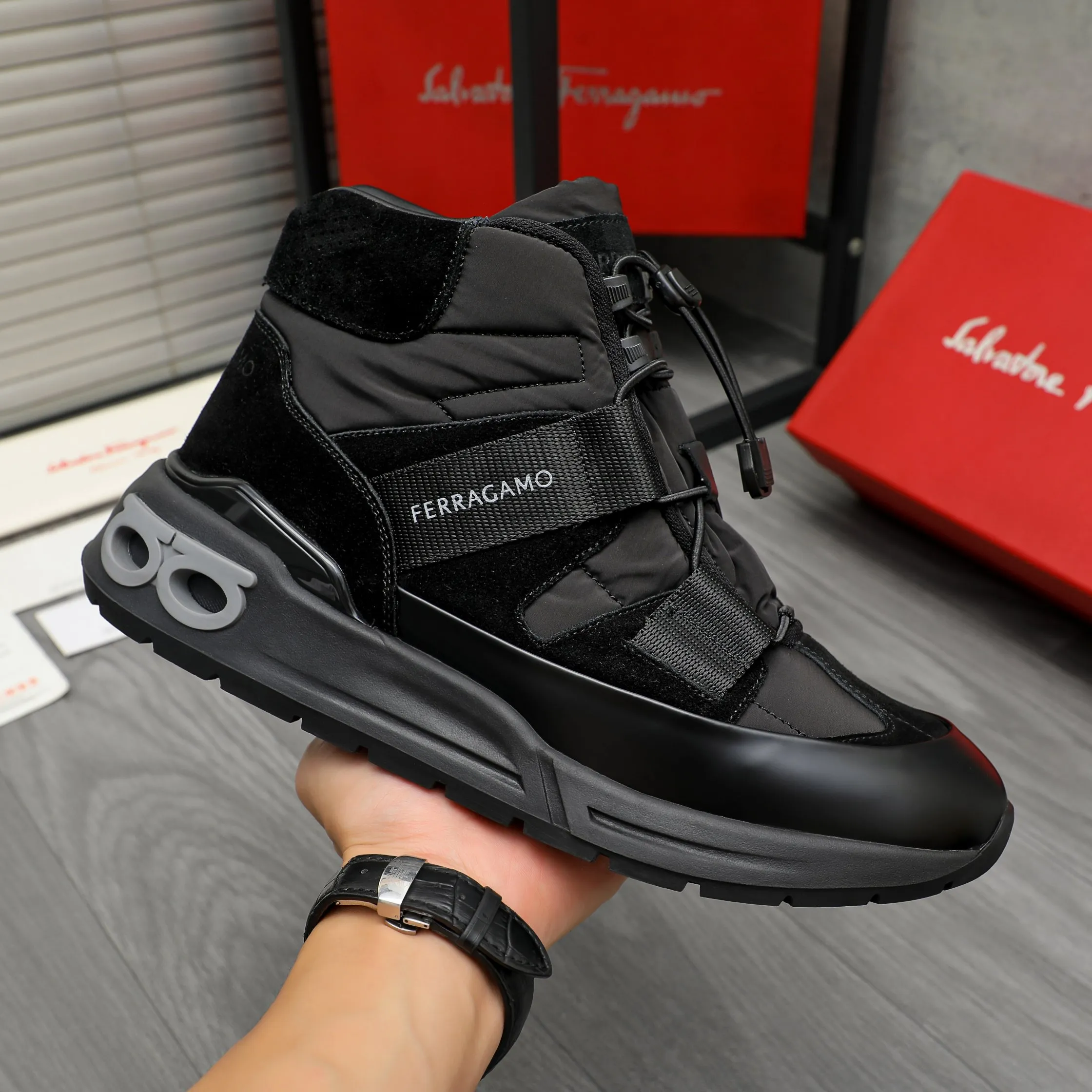 Men's shoes 💰640 Product trademark: Ferragamo "Ferragamo" high-top casual shoes Regular size: 38-46 (45.46 is custom-made and non-returnable) Product materials: Selected frosted cowhide stitching cloth upper, cowhide lining, original outsole